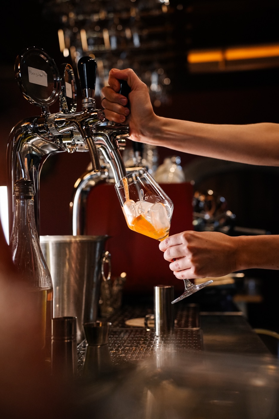 Bártender Compact Cocktailt csapol a Gajdóban