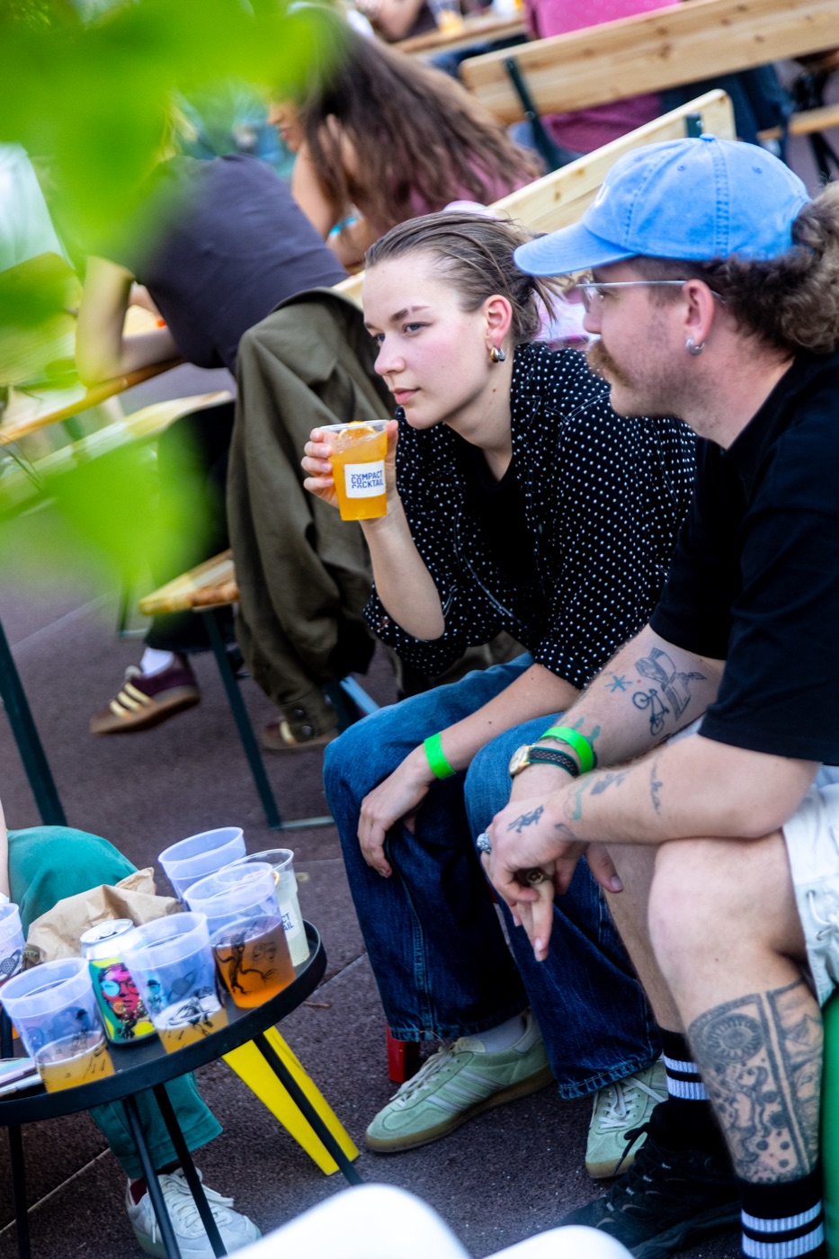 Vendégek Compact Cocktaillel egy fesztiválkertben