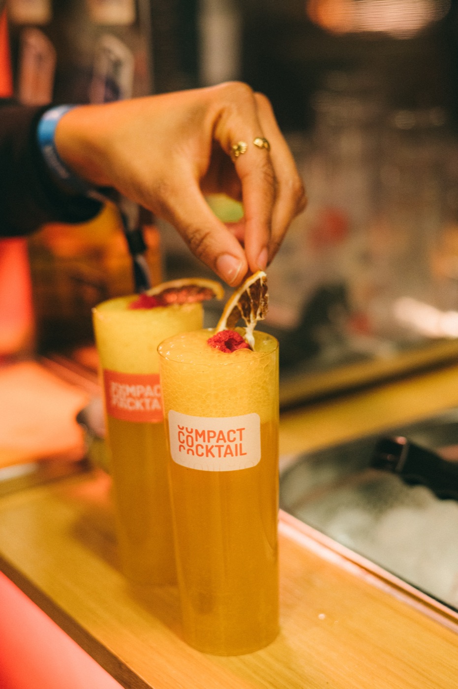 Bártender két Compact Cocktailt díszít