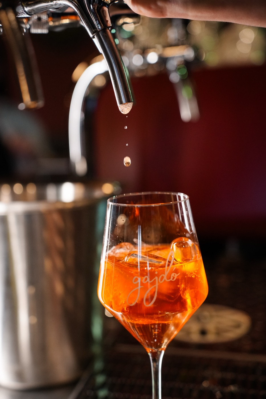 Compact Cocktail csöpög a pohárba a Gajdóban