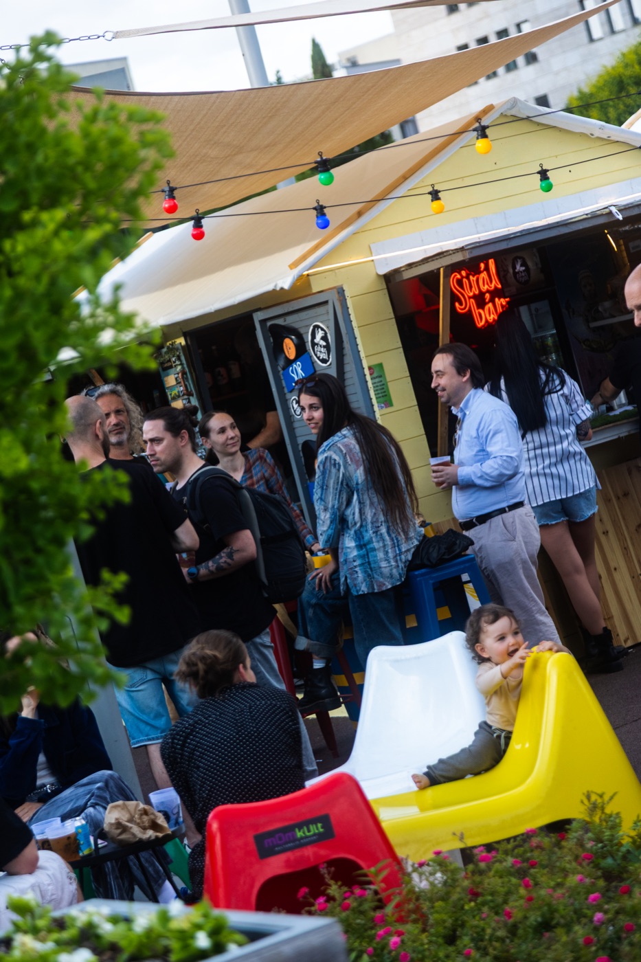 Vendégek a Compact Cocktail bárpult körül a Sirály Bárban