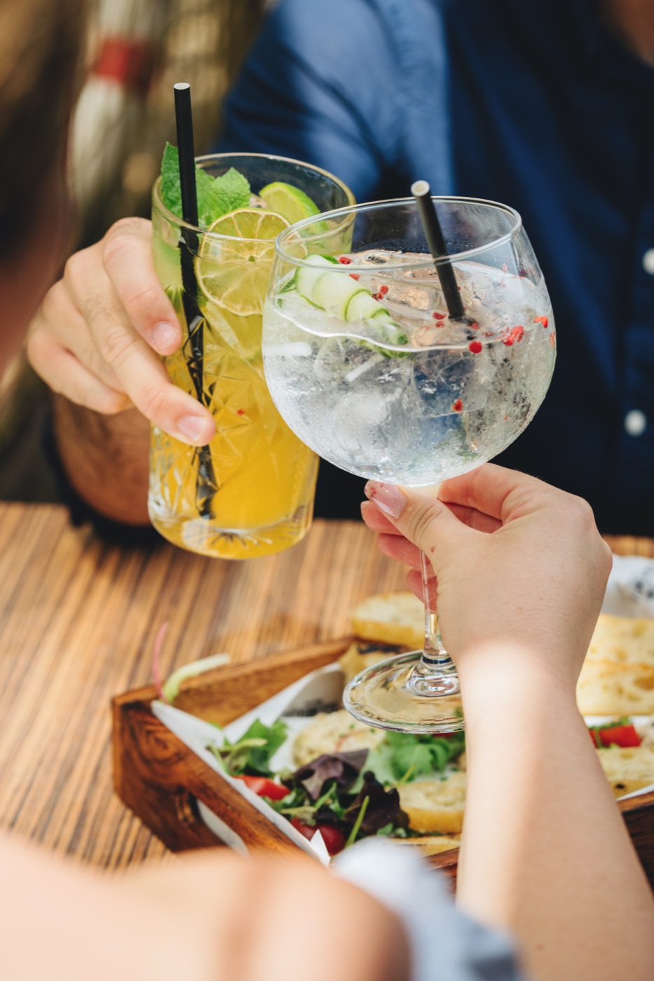 Vendégek koccintanak Compact Cocktaillel a VakVarju Beachen